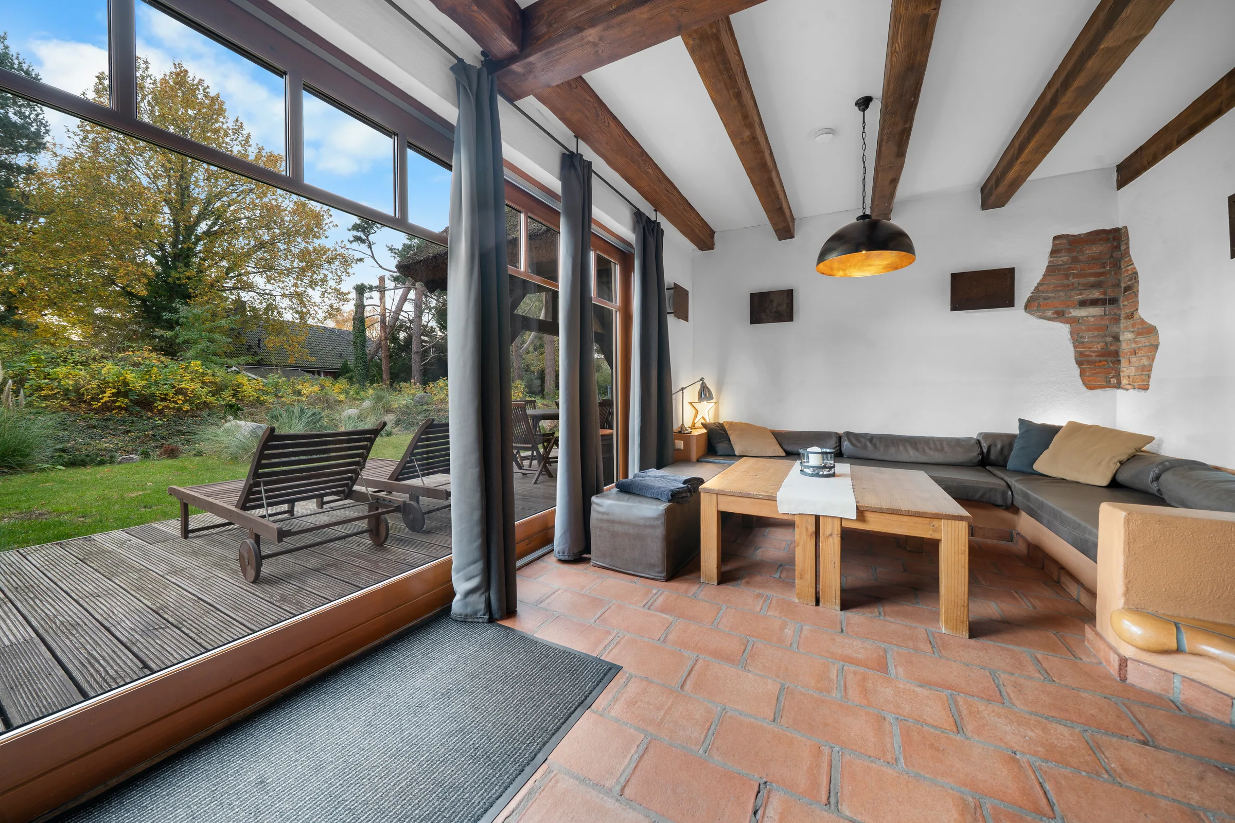 Wohnbereich des HaferLandHauses mit grossem Gartenfenster