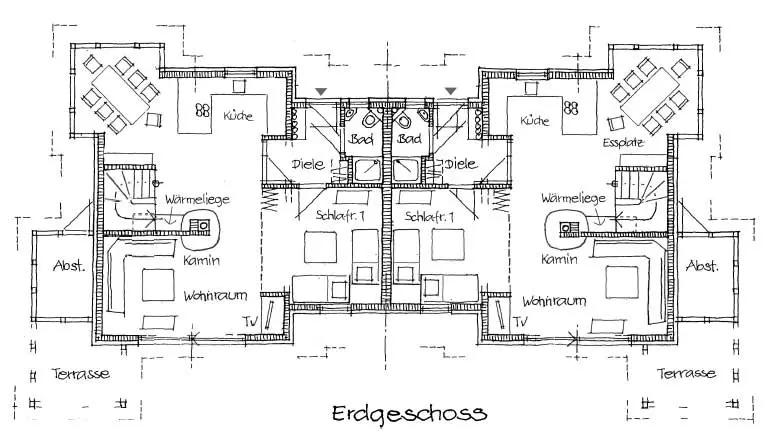 Grundriss Erdgeschoss: Kueche, Diele, Bad, Schlafzimmer 1, Wohnraum mit Kamin, Waermeliege, Abstellraum und Terrasse. Die Zeichnung zeigt das Gebaeude mit beiden spiegelgleichen Haushaelften.