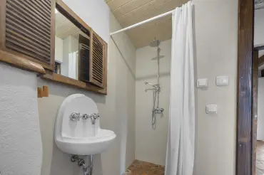 Duschbad mit Waschbecken