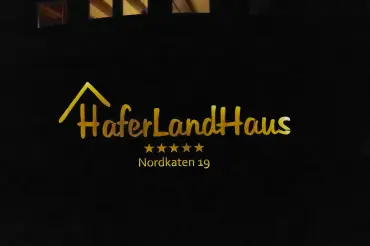 Haferlandhaus Schild bei Nacht