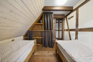 Schlafbereich Zimmer mit Holzbalken